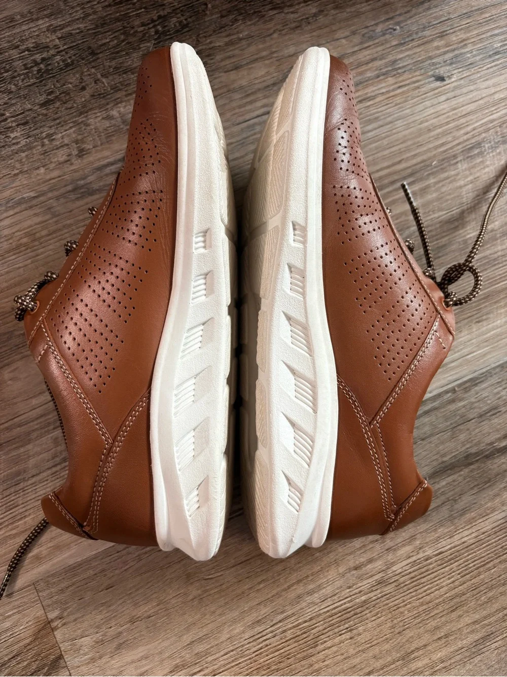 Johnston & Murphy Big Kid Activate U-Throat shoe.